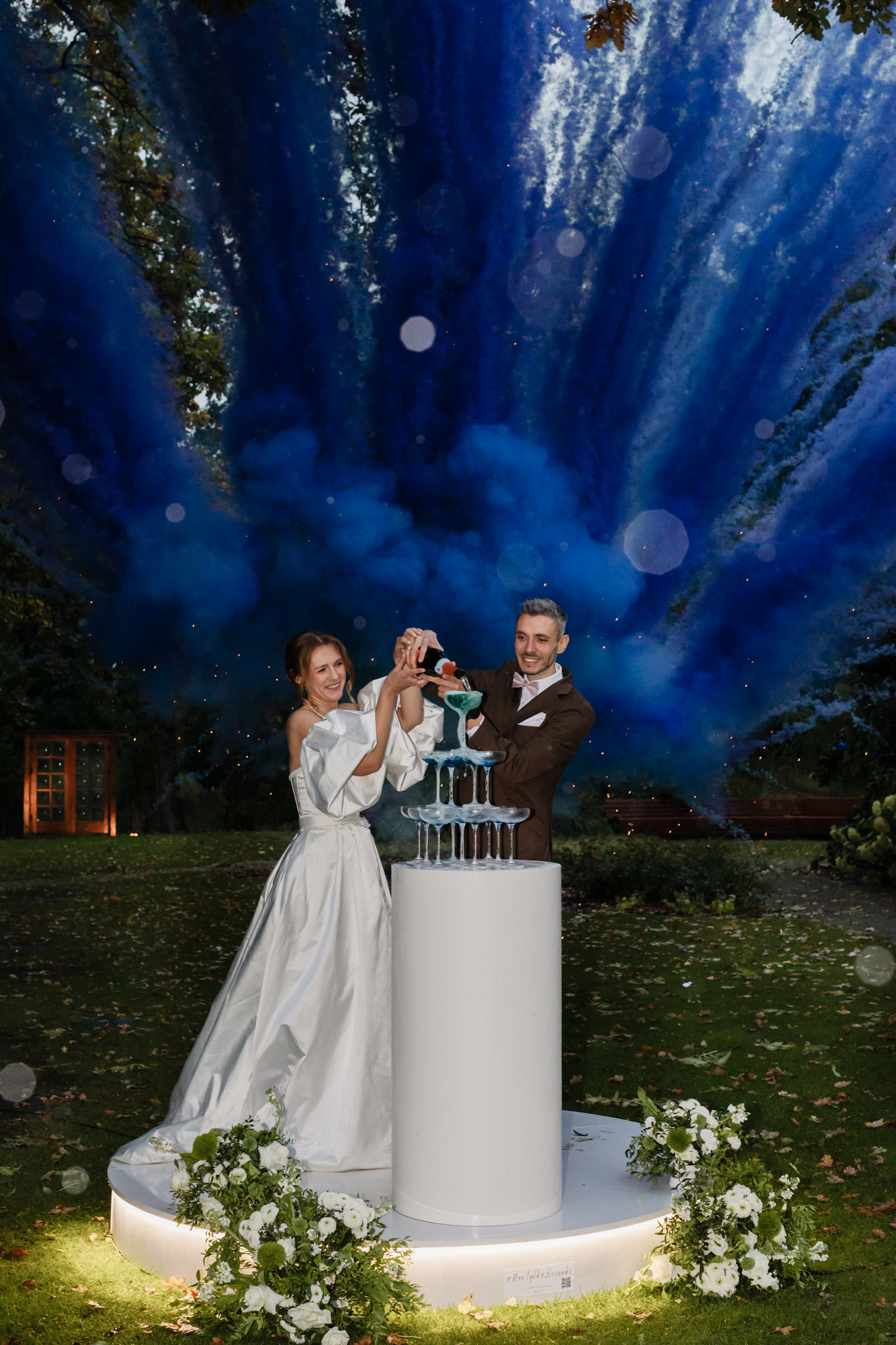 Kolorowe wystrzały dymu wesele